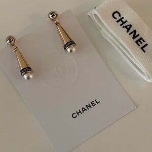 Chanel Drop Earrings - Gold & Pearl